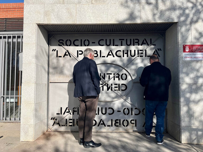 El arreglo de caminos o la cubrición de la pista deportiva, demandas que el alcalde pedáneo de La Poblachuela ha pedido a Paco Cañizares