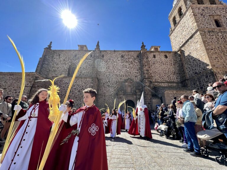Niños, palmas, saetas y aroma de incienso en el Domingo de Ramos de Puertollano