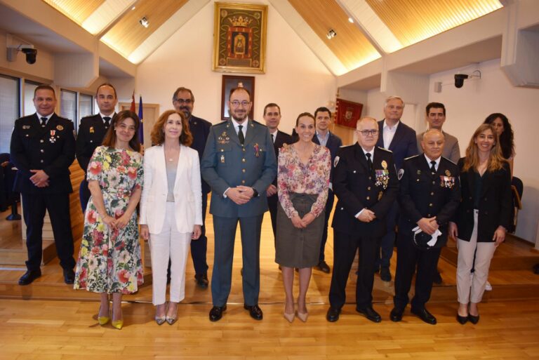 La Policía Local de Ciudad Real reconoce la trayectoria profesional del jefe de la Comandancia de la Guardia Civil de Ciudad Real, Juan Antonio Valle