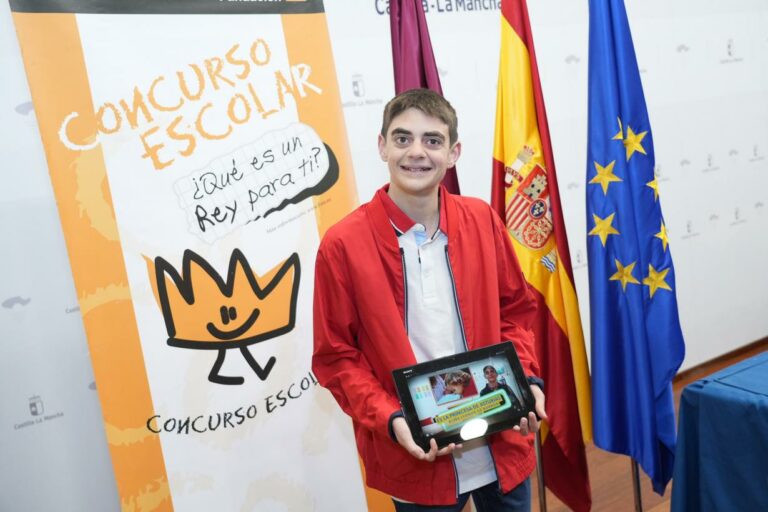El Gobierno regional felicita a Mario Verbo, estudiante de Educación Especial de Campo de Criptana, por ganar el concurso ‘¿Qué es un rey para ti?’