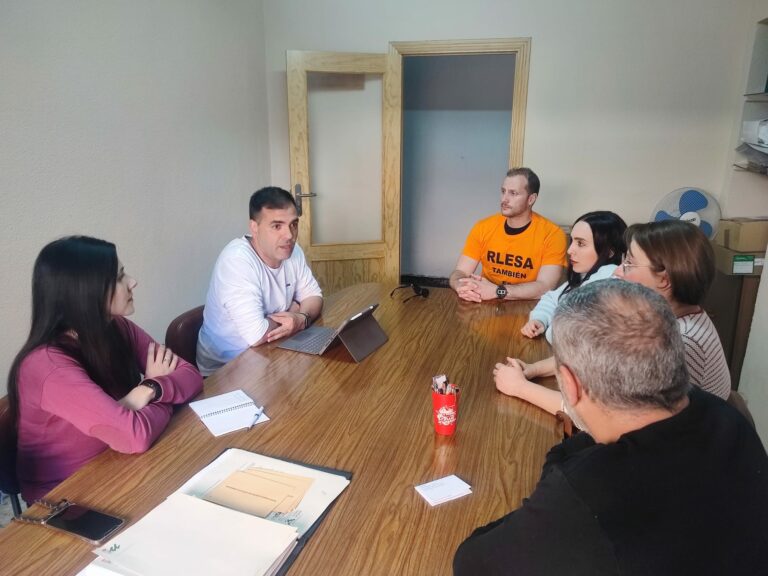 IU se reúne con trabajadores de RLESA e insta a la empresa a llegar a un acuerdo que acabe con las desigualdades de la plantilla en Puertollano
