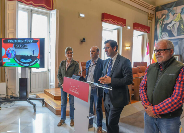 El presidente de la Diputación manifiesta el profundo compromiso con el pueblo saharaui en la presentación de una nueva edición de “Vacaciones en Paz”
