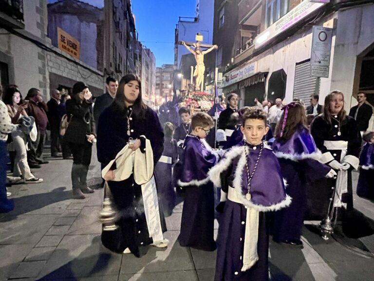 El impactante paso del Santo Sepulcro por la calles de Puertollano