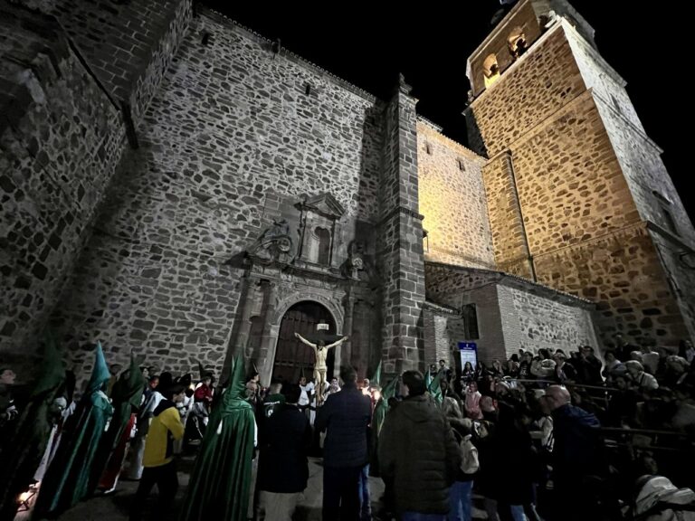 Puertollano: Multitudinaria llegada penitencial bajo los muros de la iglesia-fortaleza