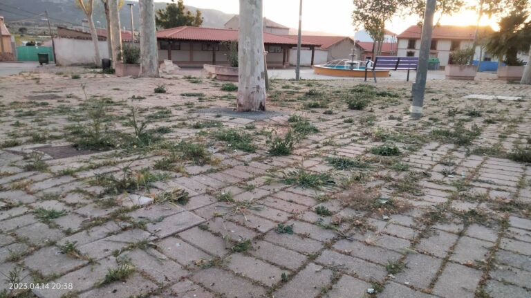 Vecinos piden que adecente el pavimento de la Plaza del Trillo del Villar de Puertollano