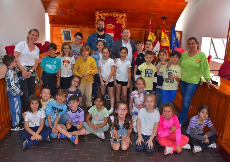 Escolares del colegio David Jiménez Avendaño visitan por primera vez el edificio consistorial