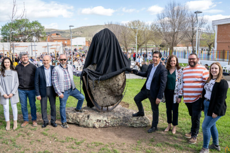 El presidente de la Diputación pone en valor «la pasión por mejorar Piedrabuena» de su alcalde y su equipo en la inauguración del parque «Tabla de la Yedra»