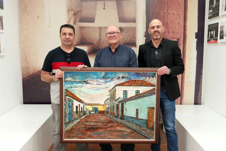 El alcalde agradece a Félix Serrano la donación de una de sus obras al fondo artístico municipal