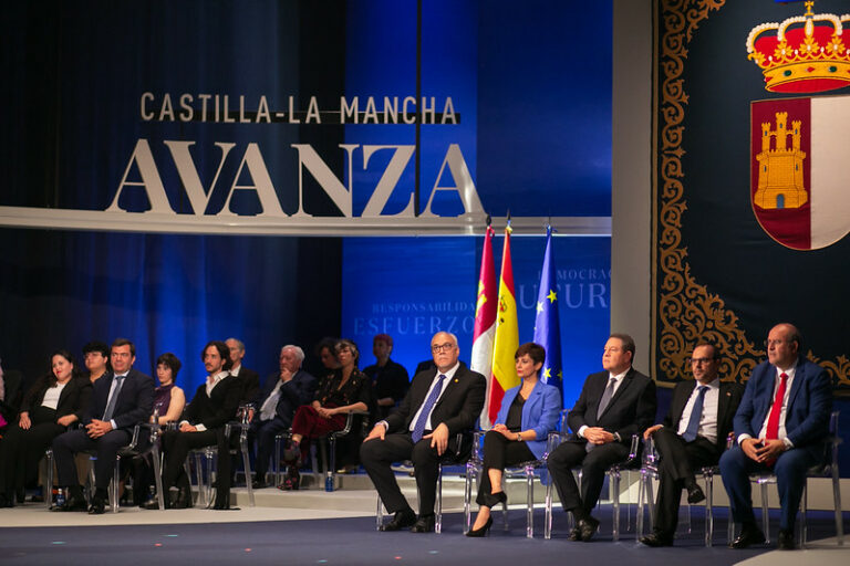 Page celebra los 40 años del Parlamento de Castilla-La Mancha anunciando su ampliación y prometiendo que evitará enemistades