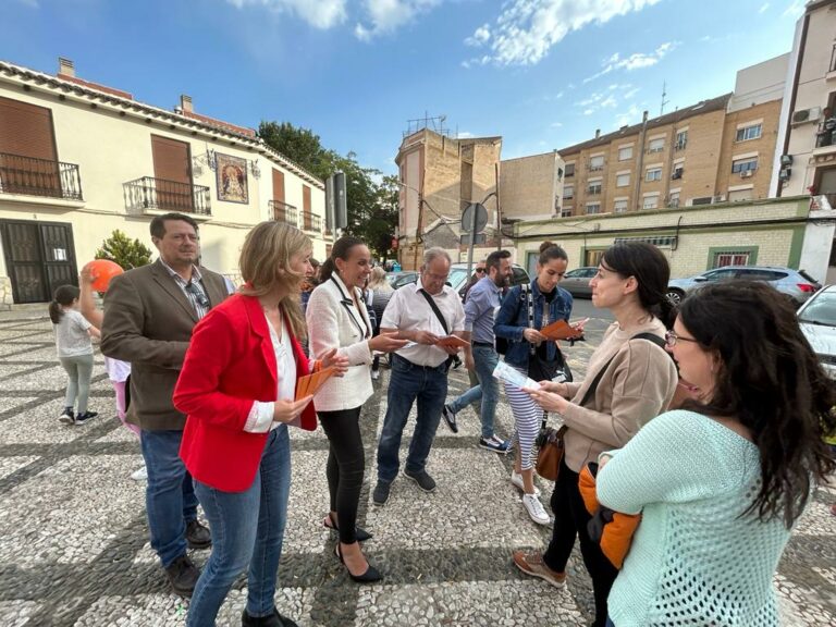 Ciudadanos se reúne con los vecinos del barrio de El Perchel en su séptimo día de campaña