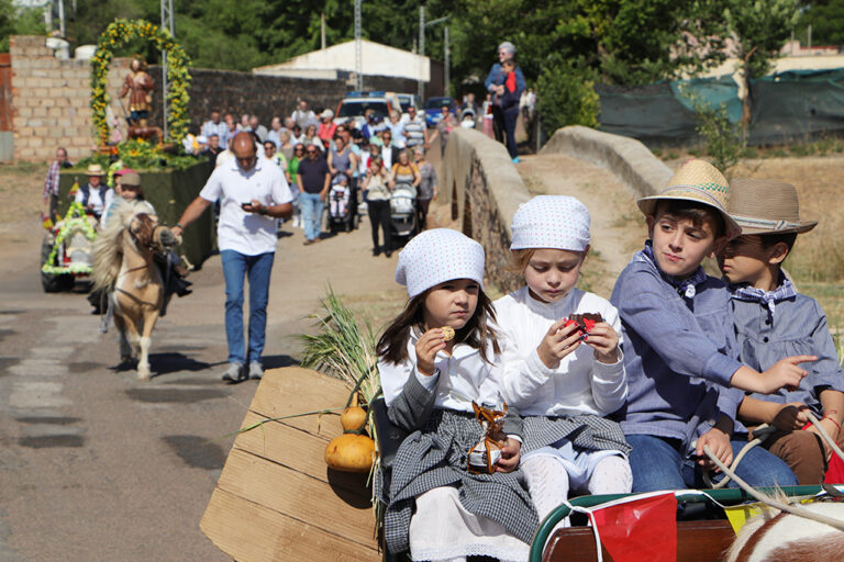 San Isidro sale en Argamasilla de Calatrava arropado por un pueblo que le ruega interceder por la lluvia
