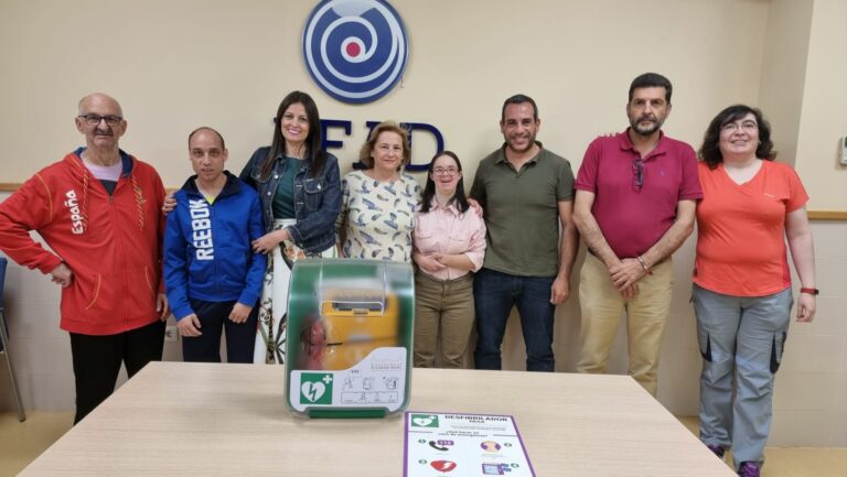Valdepeñas incrementa los espacios cardio-protegidos con un nuevo desfibrador en AFAD