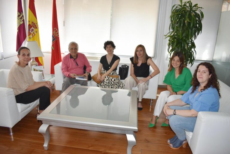La alcaldesa de Ciudad Real, Eva María Masías, recibe al escritor y periodista Juan Cruz