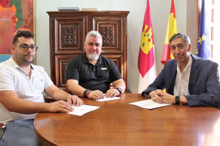 El candidato del PSOE a la alcaldía de Fuencaliente propone abrir un comedor, cubrir una de las pistas polideportivas y climatizar el colegio y el instituto