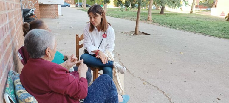 Pilar Zamora explica a los vecinos y vecinas las principales medidas de su programa electoral en el barrio de la Granja