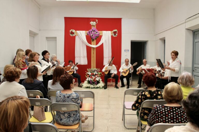 La Asociación Amas de Casa Calatrava instala una Cruz de Mayo en su sede