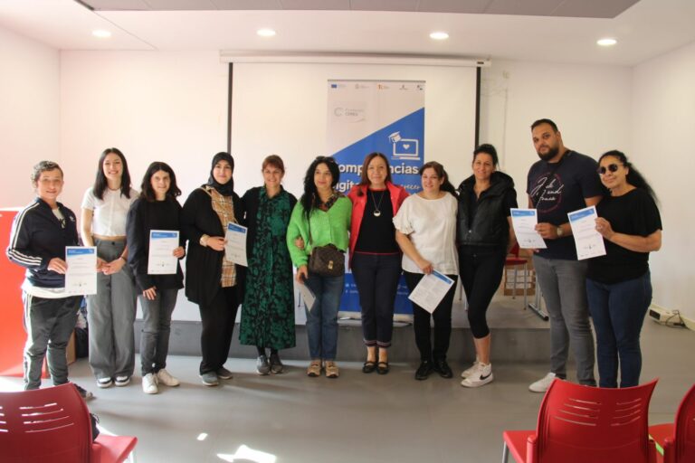 La alcaldesa entrega los diplomas a los 15 alumnos graduados en el Curso de Competencias Digitales de Fundación Ceres