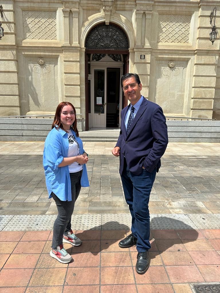 La candidata de Los Cortijos se interesa por cómo conseguir servicios y prestaciones para su pueblo con ayuda de instituciones como la Diputación provincial 