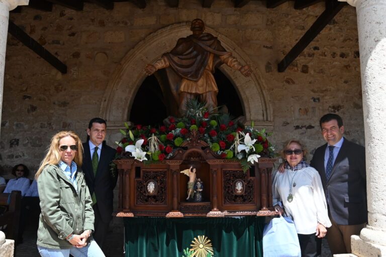 Chamorro (Vox) acompaña a la Hermandad de San Isidro en la misa celebrada en la ermita de Alarcos 