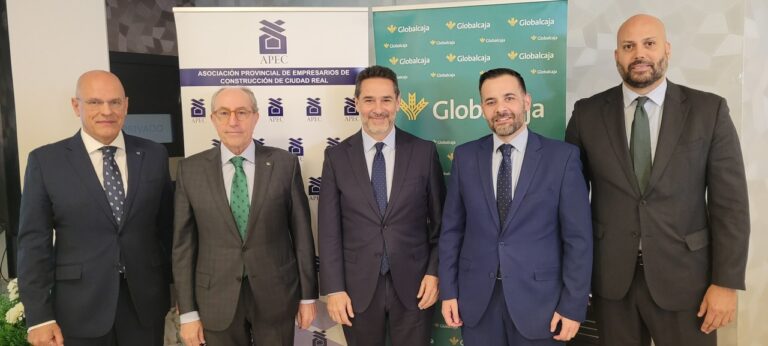 APEC organiza un desayuno coloquio con el presidente de la Asociación de Promotores Constructores de España 