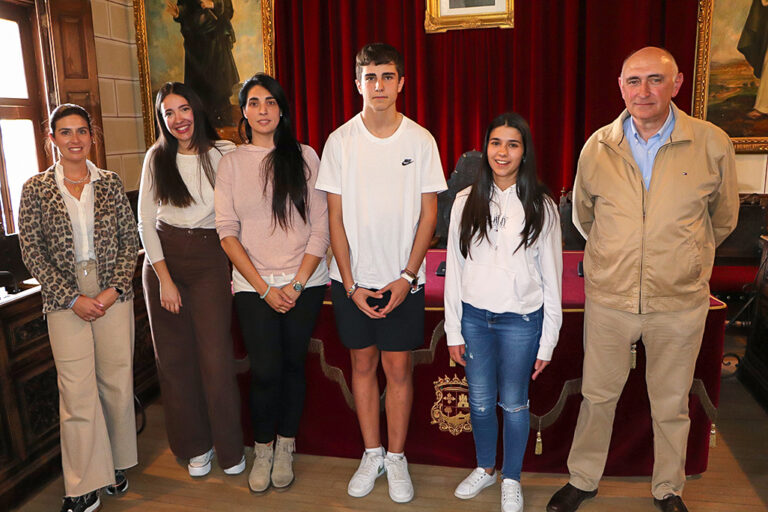 Almodóvar del Campo: Sorteadas las becas de ‘La Garganta’ entre los 34 mejores expedientes de inglés de la localidad