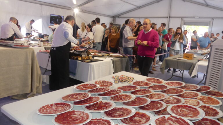Mucha presencia de público, espectáculo y solidaridad en el concurso de cortadores de jamón de FERACAM