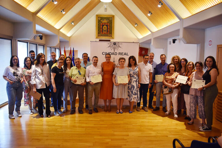 Entregados los premios del Concurso de Cruces de Mayo y de embellecimiento de balcones de la Semana Santa de Ciudad Real