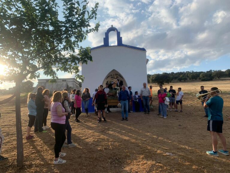 Numerosos vecinos de Villamayor de Calatrava celebraron ayer san Isidro en romería junto a su ermita