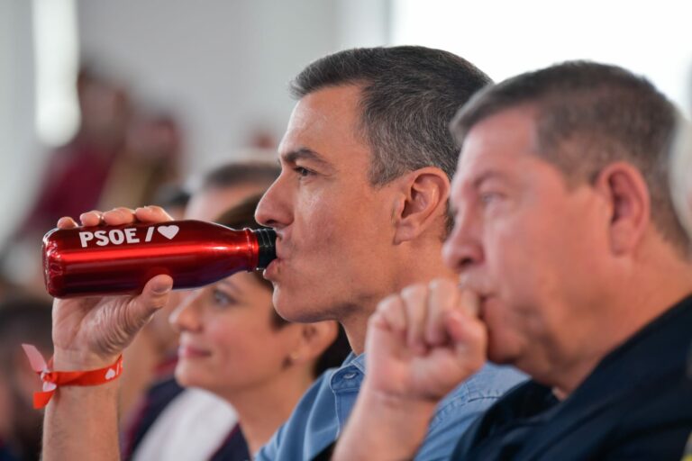 Tibio encuentro entre Page y Sánchez, con el primero llevando a su gemelo para compensar que Pedro «es alto»