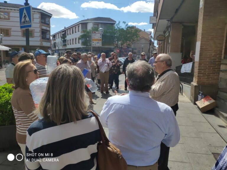 Miguelturra: Vecinos de la Cobatilla y las Cantorreras se concentran por tercera vez ante el Ayuntamiento de Miguelturra en demanda de agua potable