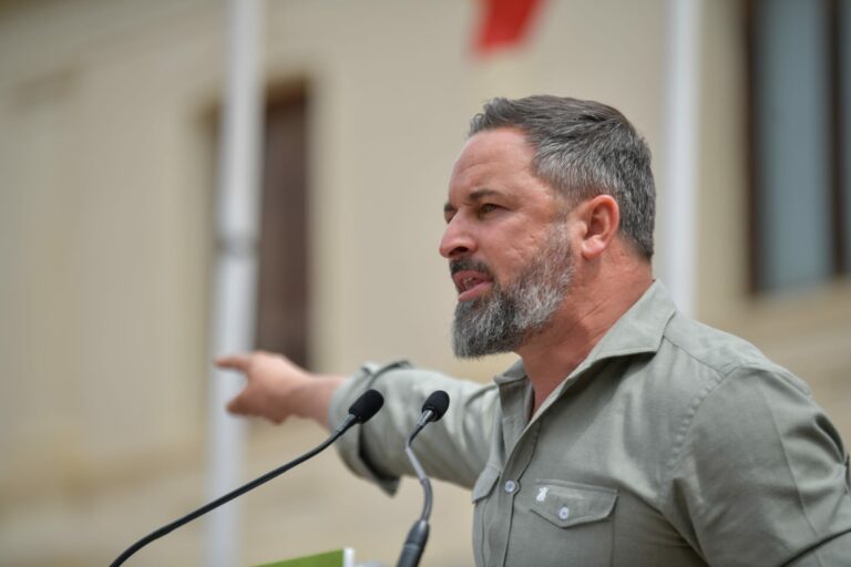 Abascal tiende la mano al PP para llegar a pactos y dice que ahora Feijóo tiene que elegir: «O Vox u otro camino»