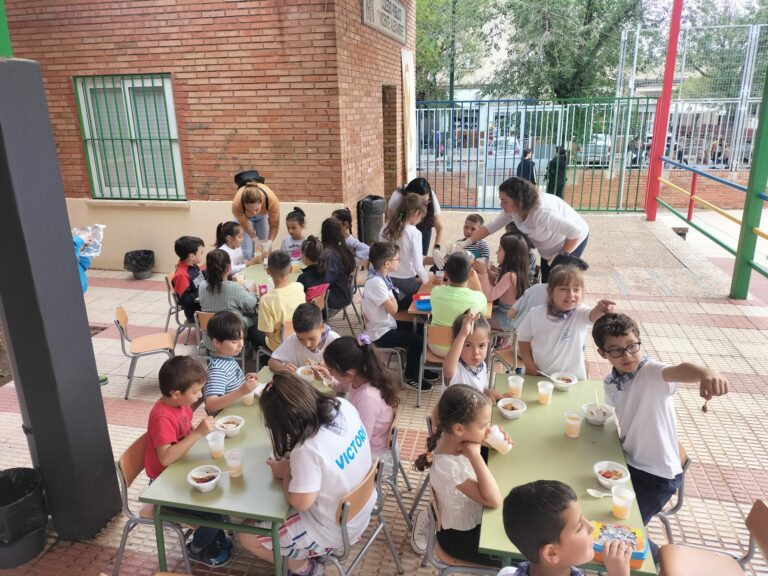 El CEIP Vicente Aleixandre de Puertollano celebra el Día de Castilla-La Mancha con bailes y platos típicos