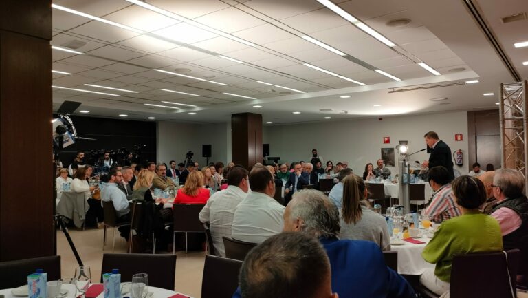Page se compromete a incorporar al hospital de Valdepeñas el desarrollo de la Atención Oncológica para que los pacientes no tengan que desplazarse a Manzanares