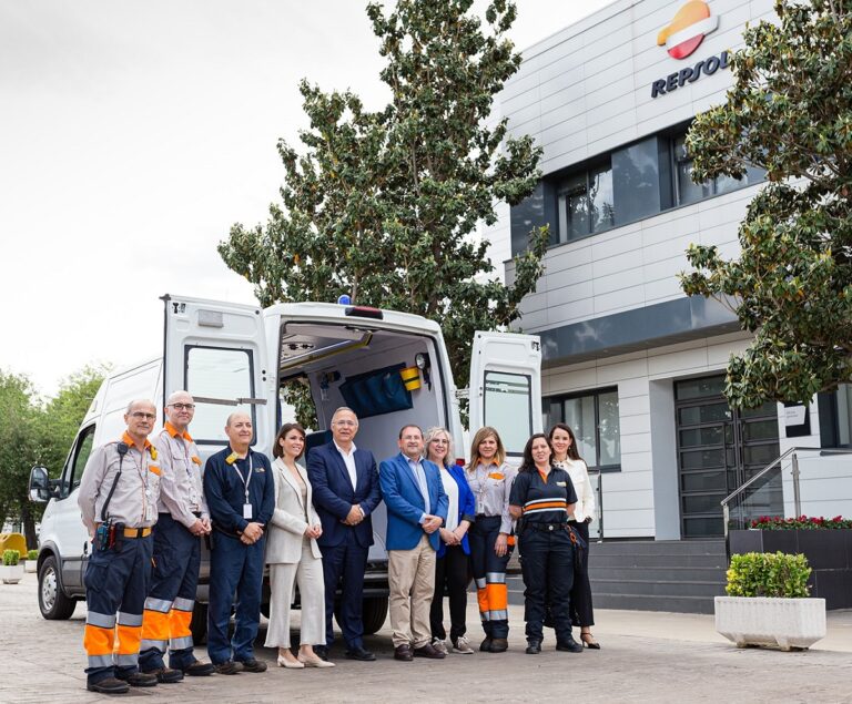 Repsol dona un vehículo al Ayuntamiento de Puertollano para ampliar la dotación móvil de Protección Civil