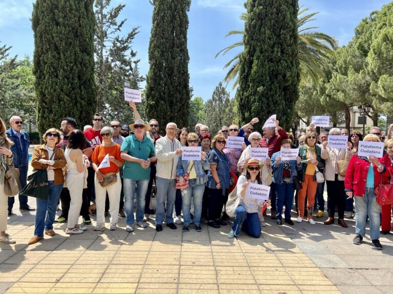 Vecinos de Puertollano se concentran en protesta por la «lentitud y torpe ejecución» de las obras de calle Ancha y Paseo de Bosque