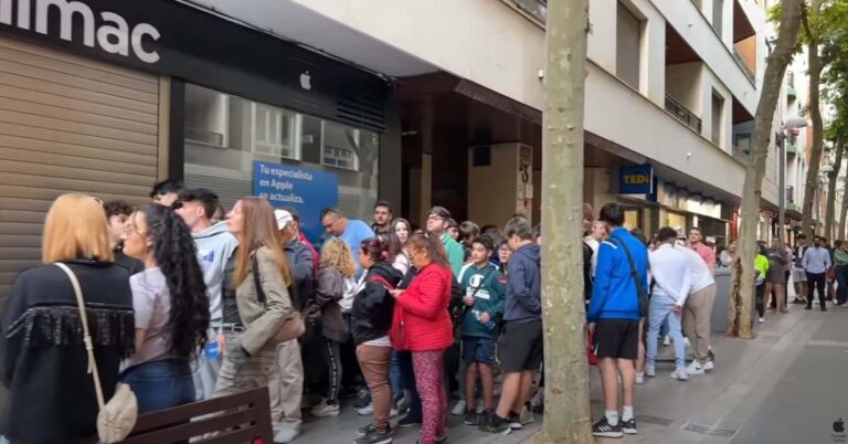 Expectación, colas y furor tecnológico en la inauguración de una tienda Apple en Ciudad Real