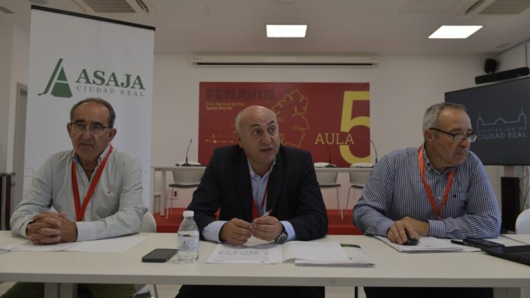 Los ‘stocks’ de los tintos y la sequía, temas principales que abordaron en la Sectorial Nacional Vitivinícola de ASAJA en Fenavin