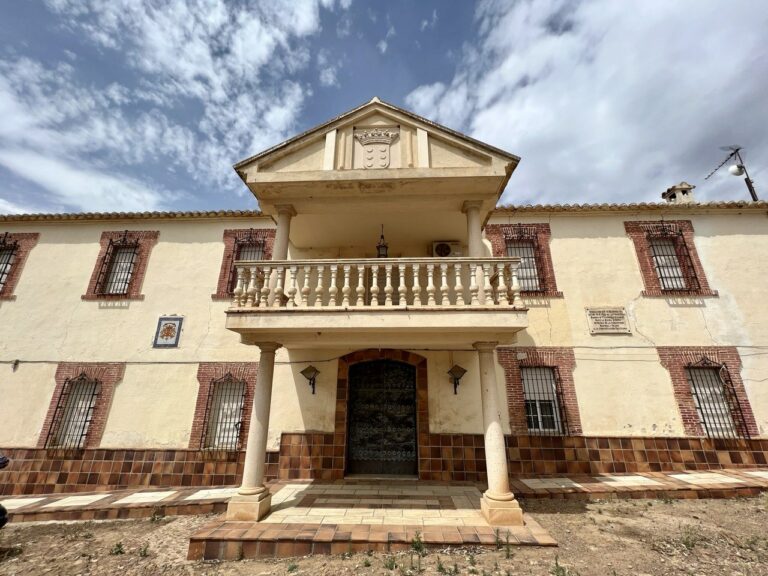 Puertollano: Un caserón señorial repleto de ecos y un singular monumento salesiano, olvidados al borde de un mar de silicio