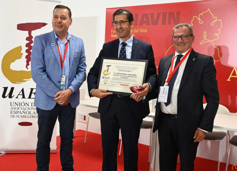 Caballero es reconocido con el premio Tastevin de Cristal de la UAES por su apoyo al sector del vino