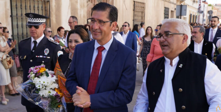 Caballero destaca la importancia de «celebrar las raíces de donde venimos y sobre las que seguir creciendo» junto al pueblo de Pedro Muñoz en sus mayos manchegos, Fiesta de Interés Turístico Nacional