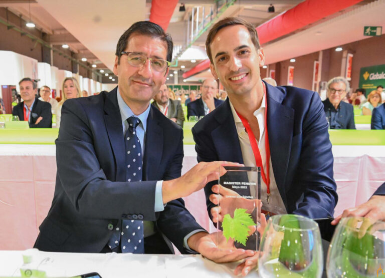 Caballero reconoce en FENAVIN la influencia del libro de Lorenzo Díaz en la celebración de “Los Sabores del Quijote”, la iniciativa que fomenta nuestra gastronomía vinculada al turismo