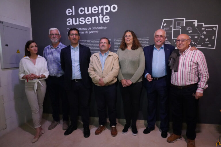 Caballero destaca el carácter pedagógico de la exposición «El cuerpo ausente» del proyecto Mapas de Memoria, financiado por la Diputación