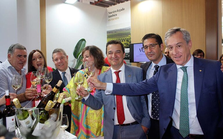 Eurocaja Rural asiste a Fenavin y mantiene un encuentro con un centenar de responsables de cooperativas y bodegas de la región
