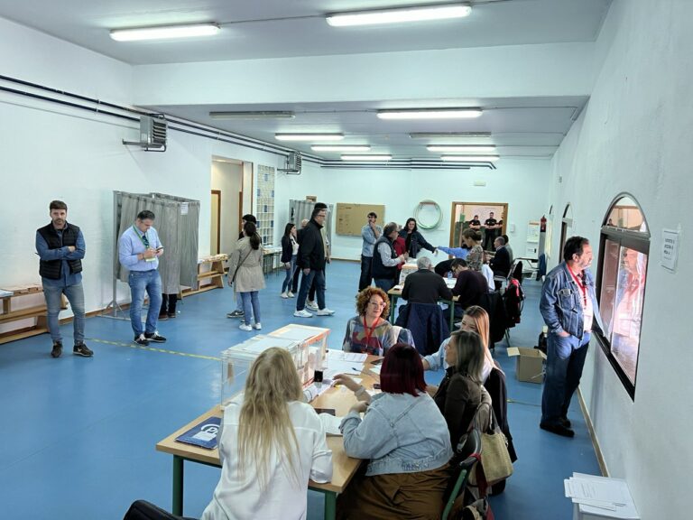Los candidatos de Puertollano votan justo antes de una impresionante tormenta, animando a la participación ciudadana