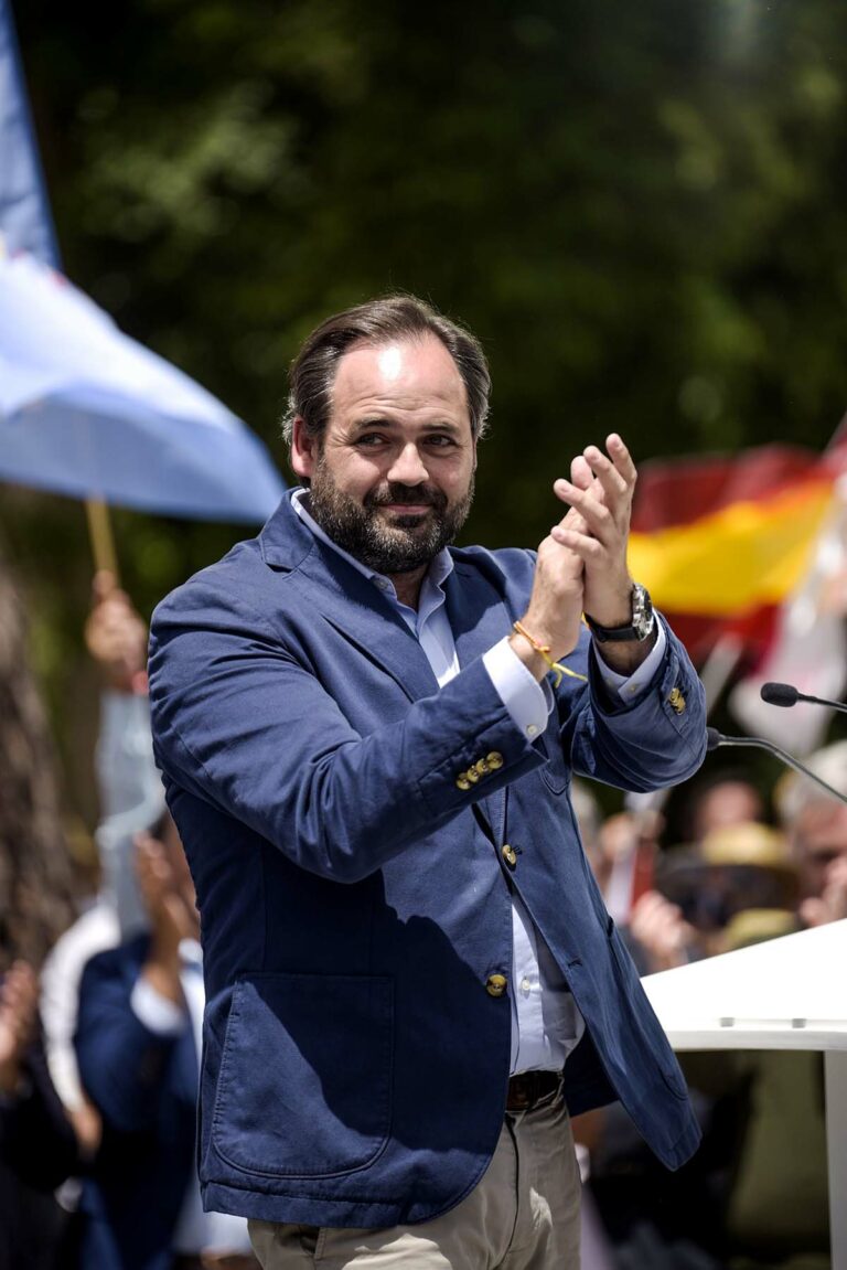 Núñez arranca apadrinado por Feijóo y pidiendo cambiar políticas «en círculos» de PSOE por un gobierno profesional