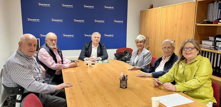 Paco Cañizares se reúne con la junta directiva de la revista cultural “Nosotros” hecha por personas mayores de Ciudad Real y para los mayores