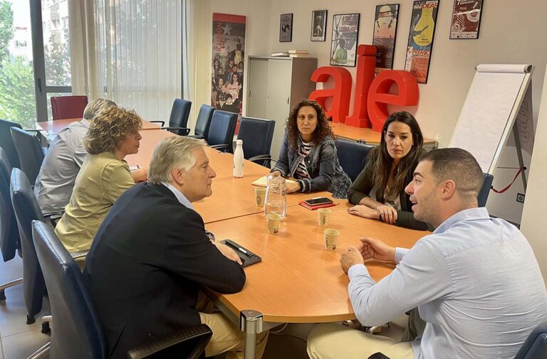 Paco Cañizares se compromete con AJE a crear una Oficina Municipal de Atención al Empresario y la Inversión