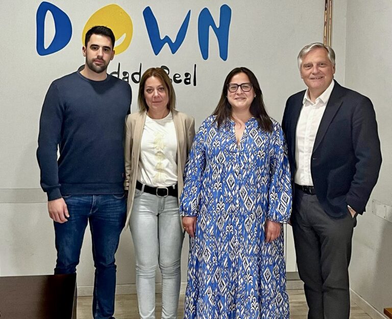 Paco Cañizares visita la sede de la Asociación Caminar y el centro especial de empleo en el que participan más de 40 familias