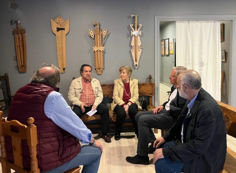 Paco Cañizares se compromete con Mazantini a mejorar la colaboración del Ayuntamiento para impulsar su labor de difusión de nuestras tradiciones