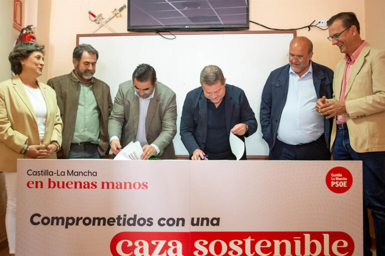 Page firma un Pacto por la Caza en Castilla-La Mancha con el sector que apuesta por una caza que «sea sostenible»